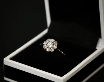 Pre-loved 18 ct gold Diamond set ring
