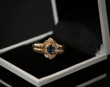 Pre-loved18 carat gold Sapphire and Diamond ring